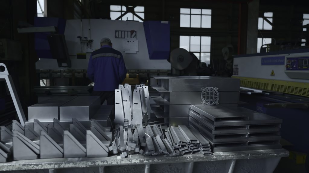 Equipo de Talleres Mon S.L. fabricando componentes metálicos de alta calidad